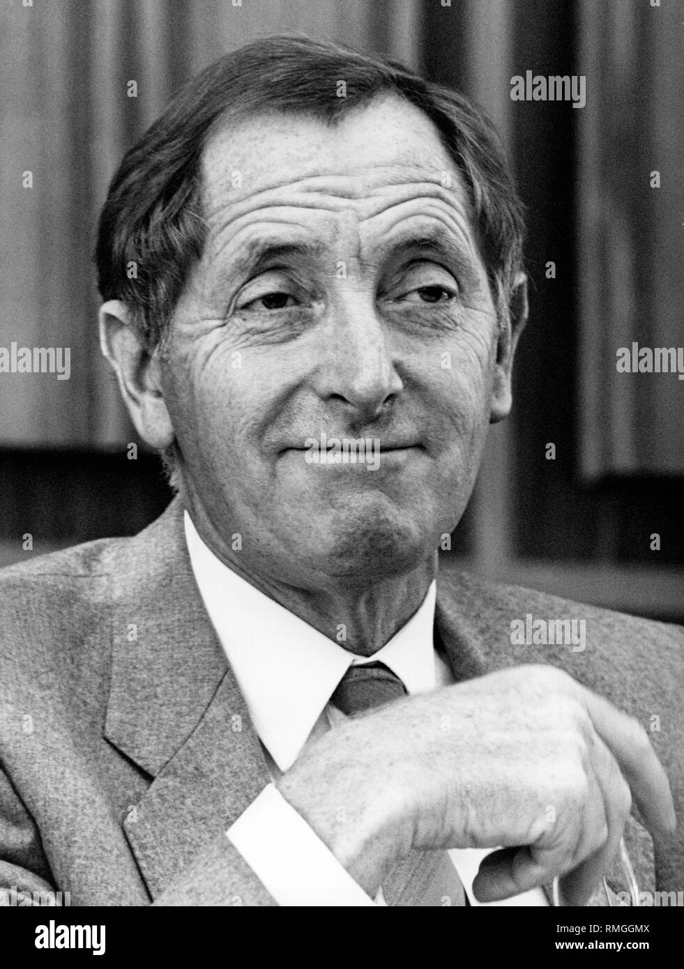Herbert Schnoor, deutscher SPD-Politiker und Innenminister des Landes Nordrhein-Westfalen. Undatiertes Bild. Stockfoto