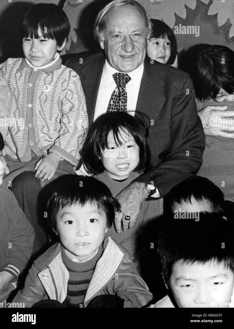 Hermann Gmeiner mit chinesischen Kinder bei der Eröffnung der Dörfer die ersten SOS-Kinder in der Volksrepublik China. Stockfoto