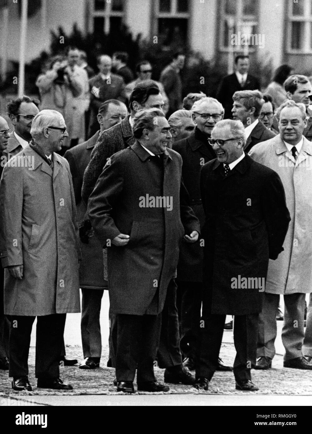 Willi Stoph, Leonid Breschnew und Erich Honecker und Harry Tisch (von links) während einer militärischen Zeremonie der NVA am Flughafen Berlin-Schönefeld Ost-berlin nach der Ankunft von Breschnew. Stockfoto