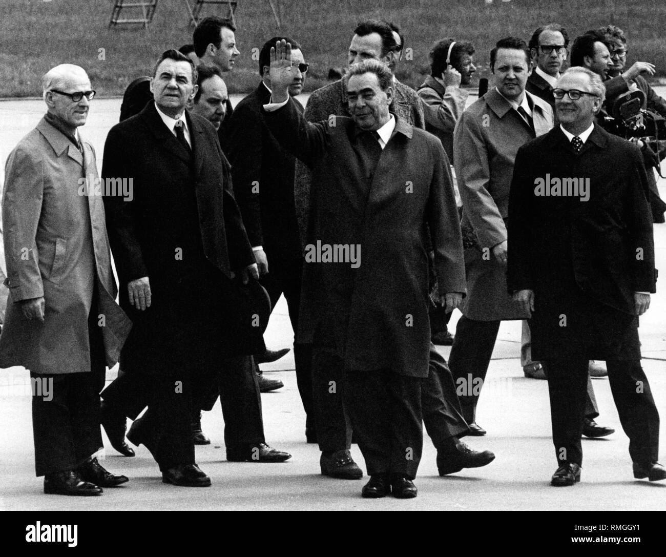 Willi Stoph, sowjetischen Außenminister Andrej Gromyko, Leonid Breschnew und Erich Honecker (von links nach rechts) nach einer militärischen Zeremonie der NVA am Flughafen Berlin-Schönefeld Berlin anlässlich der Breschnews Ankunft. Stockfoto