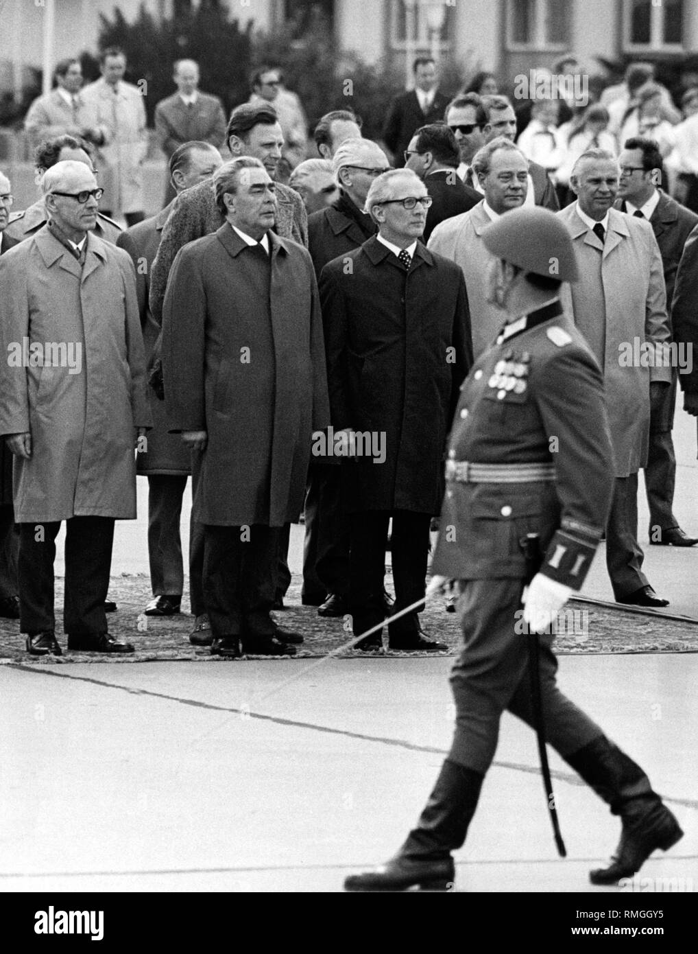 Willy Stroph, Leonid Breschnew und Erich Honecker, Harry Tisch und Horst Dohlus (von links) während einer militärischen Zeremonie der NVA am Flughafen Berlin-Schönefeld Ost-berlin nach der Ankunft von Breschnew. Stockfoto