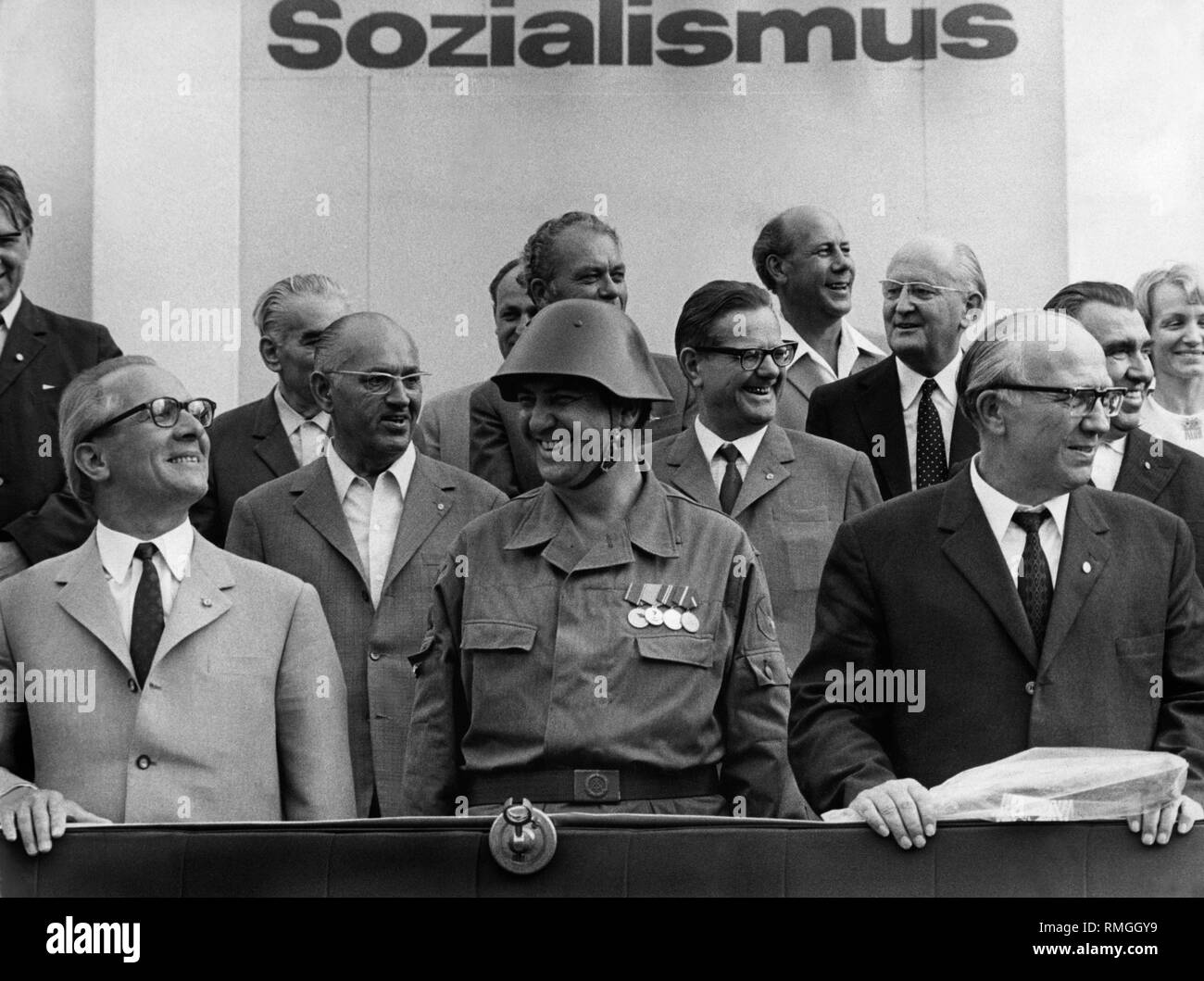 Erich Honecker, der Führer der Kampfgruppen der Arbeiterklasse Boch und Horst Sindermann (von links) auf der Tribüne während der Parade anlässlich des 10. Jahrestages der Errichtung der Berliner Mauer im Osten von Berlin. Stockfoto