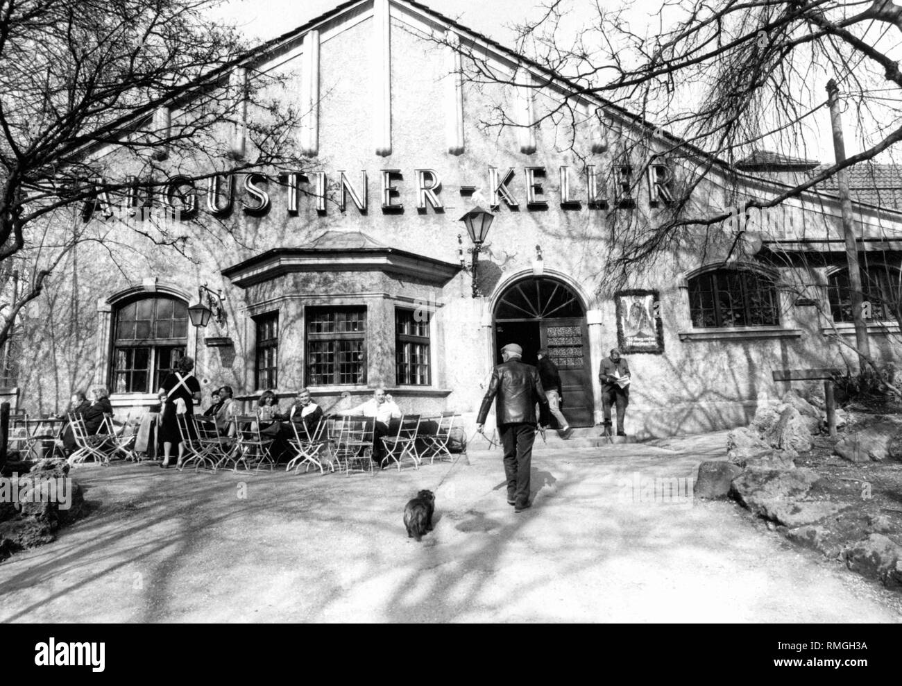 Biergartenstuhl Schwarzweiss Stockfotos Und Bilder Alamy