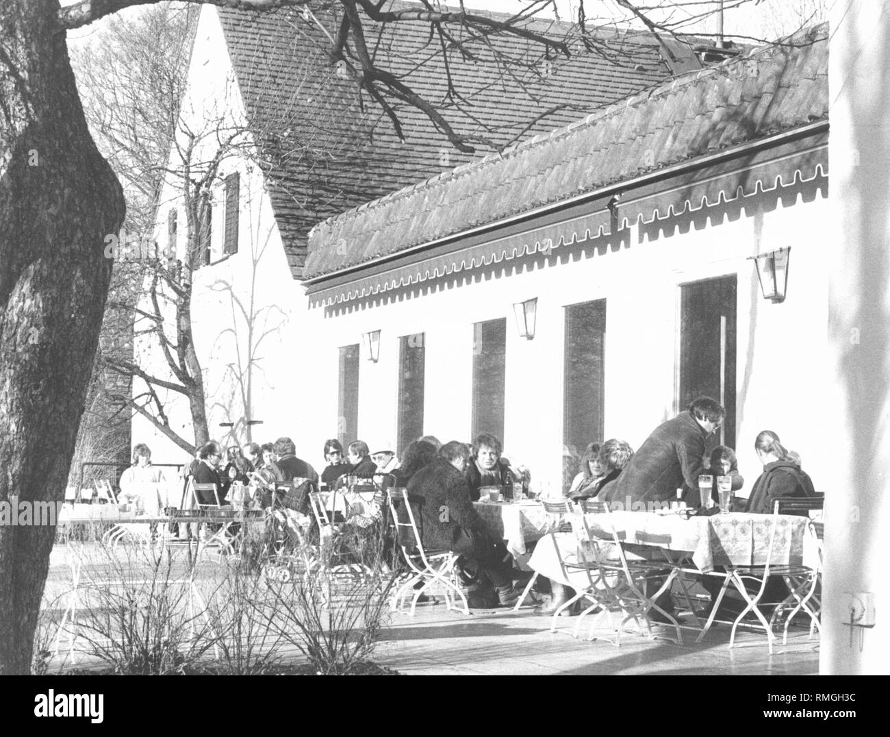 Biergartenmobel Schwarzweiss Stockfotos Und Bilder Alamy