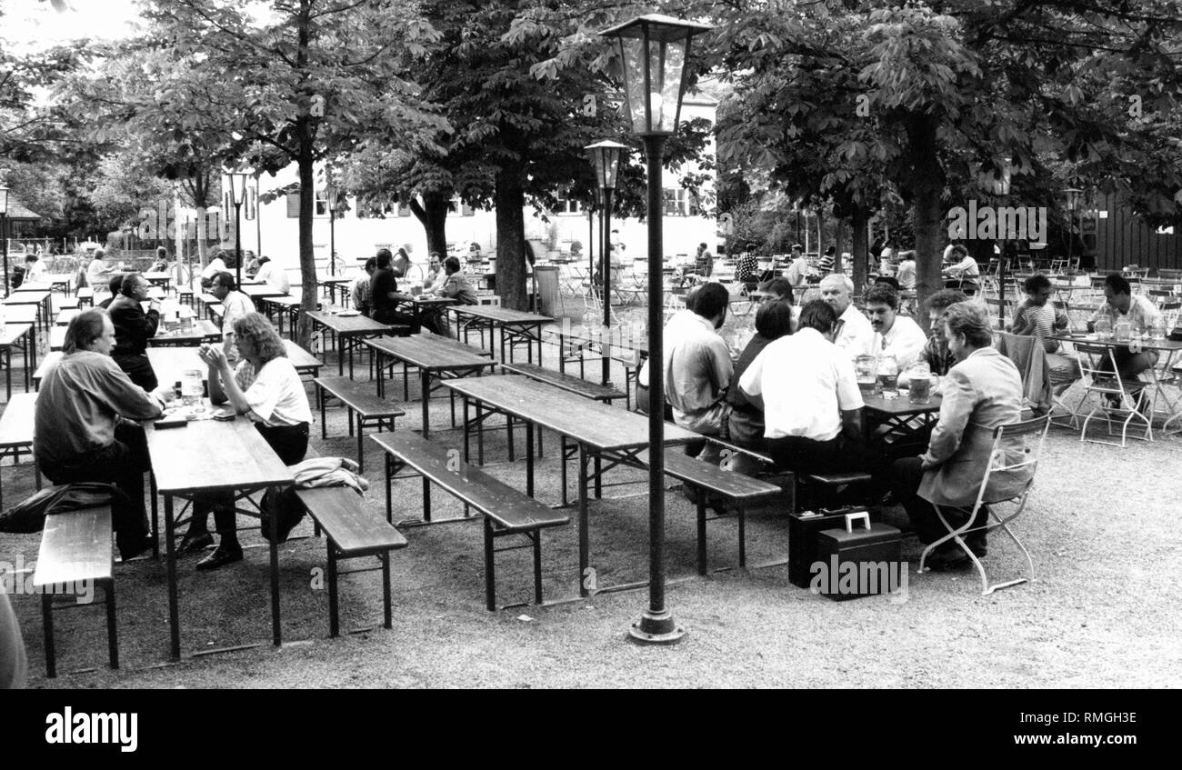Biergartenmobel Schwarzweiss Stockfotos Und Bilder Alamy
