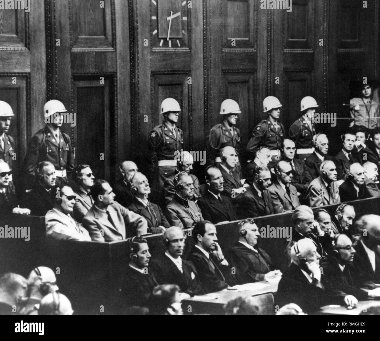 Blick auf den Sitz der Hauptangeklagten in der ersten Kriegsverbrecherprozess in Nürnberg während einer Anhörung. In der zweiten Zeile von der Rückseite, Von links: Hermann Göring, Rudolf Heß, Joachim von Ribbentrop, Wilhelm Keitel, Ernst Kaltenbrunner, Alfred Rosenberg, Hans Frank, Wilhelm Frick, Julius Streicher, Walther Funk und Hjalmar Schacht. In der hinteren Reihe: Karl Doenitz, Erich Raeder, Baldur von Schirach, Fritz Sauckel, Alfred Jodl, Franz von Papen, Arthur Seyss-Inquart, Albert Speer, Konstantin Freiherr von Neurath und Hans Fritzsche. Stockfoto