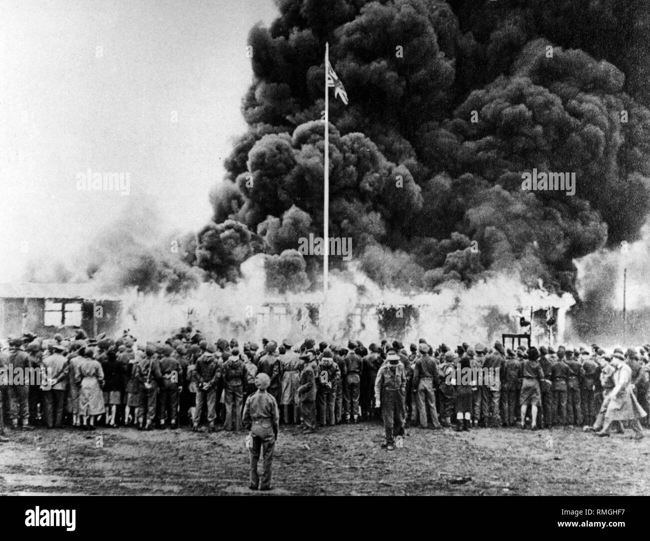 Englische Soldaten in Brand gesetzt. Die Baracken des Lagers nach der Befreiung der Konzentrationslager Bergen-Belsen. Stockfoto