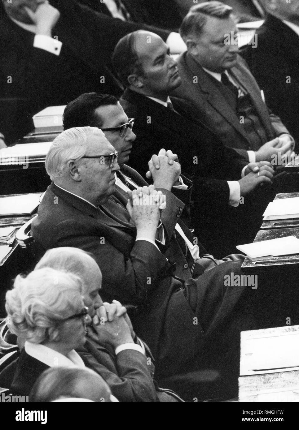 Der Bundeskanzler Kurt Georg Kiesinger liest die Regierungserklaerung im Bundestag. Das Bild zeigt die Mitglieder der CDU-Fraktion von Links: der Ehrenvorsitzende des CDU Ludwig Erhard, der parlamentarische Geschäftsführer der CDU den Rasner und Rainer Barzel. Stockfoto
