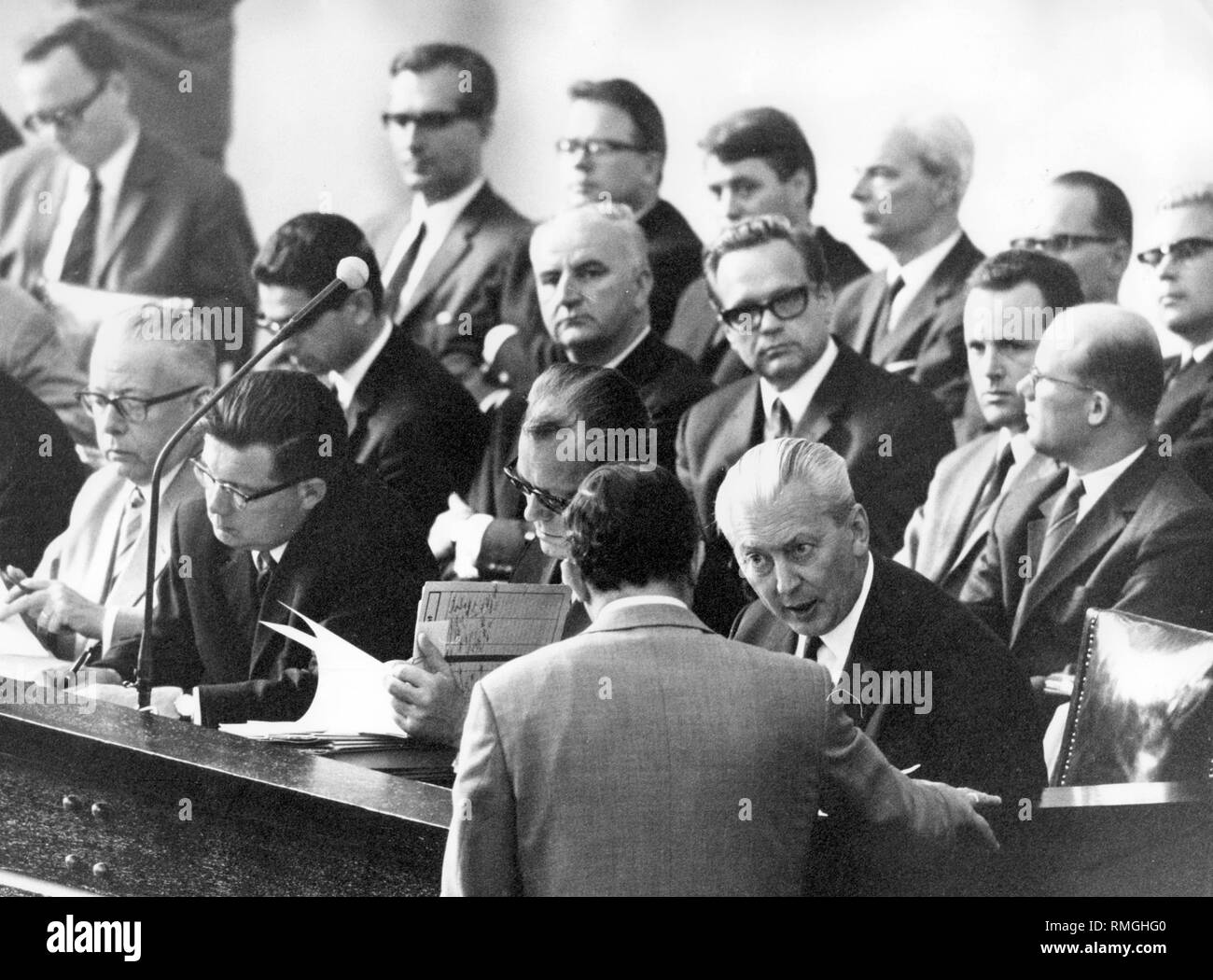 Die Notstandsgesetze, die Verfassung geändert und es wurde ein Ausnahmezustand Verfassung die Fähigkeit des Staates, in Krisensituationen zu gewährleisten. Die außerparlamentarische Opposition reagiert mit Protesten. Dieses Foto zeigt die Regierung Bank von Links: Bundeskanzler Kurt Georg Kiesinger, Vizekanzler Willy Brandt und der Vorsitzende der CSU-Landesgruppe und Stellvertretender Vorsitzender Richard Stuecklen. Stockfoto