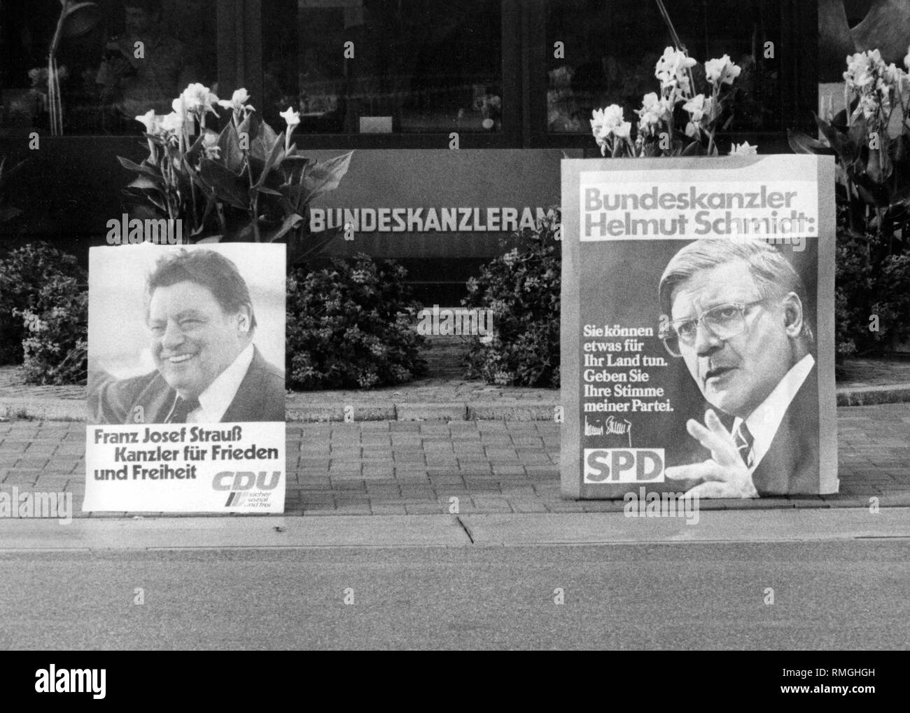 Dieses Bild Wurde Vor Dem Bundeskanzleramt In Bonn Und Zeigt Auf
