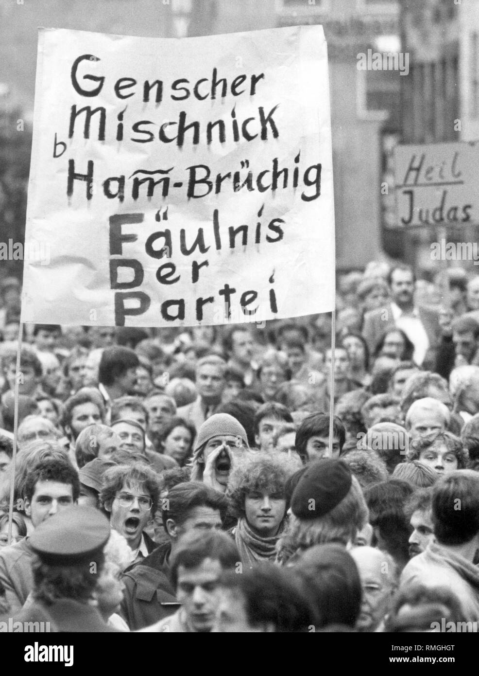 Prominente Politiker der FDP kam zu dem FDP-Rallye im bayerischen Landtagswahlkampf. Die Unzufriedenheit der Wähler wird durch Plakate mit Slogans wie: "Genscher, Mischnick, Ham-Bruechig, Zerfall der Partei zum Ausdruck. Stockfoto