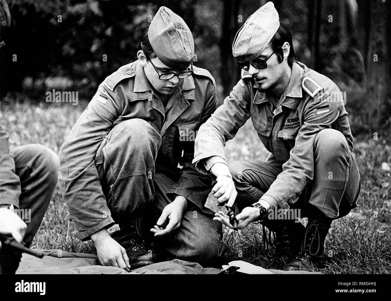 Bei der Einführung der Schulung des Fernmeldebataillon 310 in der falckenstein Kaserne in Koblenz eine Petty Officer (rechts) zeigt die Rekruten die Zerlegung eines Pistole P1. Stockfoto
