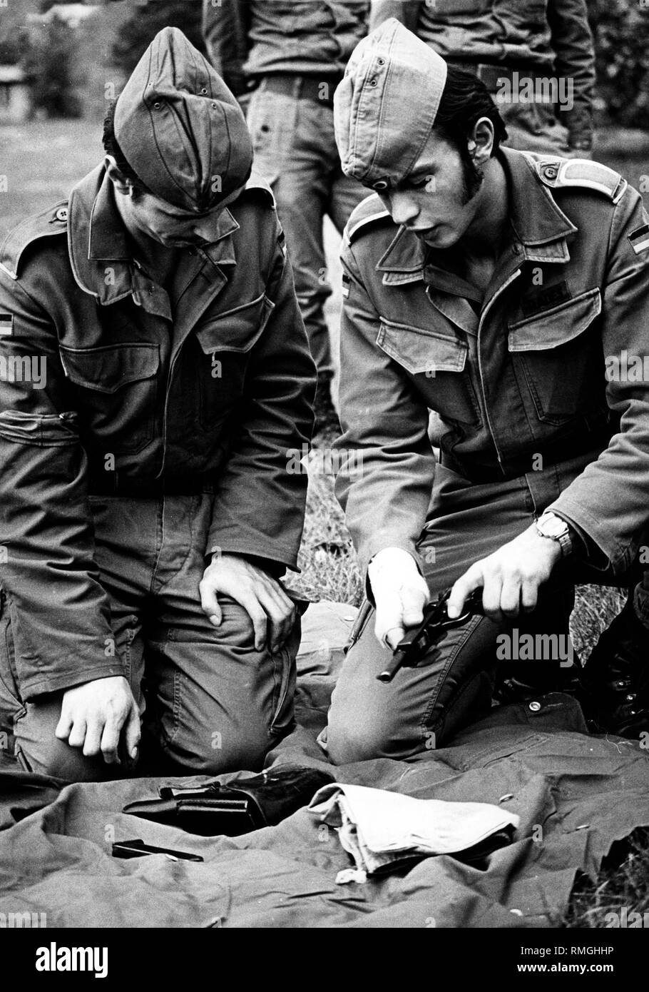 Bei der Einführung der Schulung des Fernmeldebataillon 310 in der falckenstein Kaserne in Koblenz eine Petty Officer (rechts) zeigt die Rekruten die Zerlegung eines Pistole P1. Stockfoto