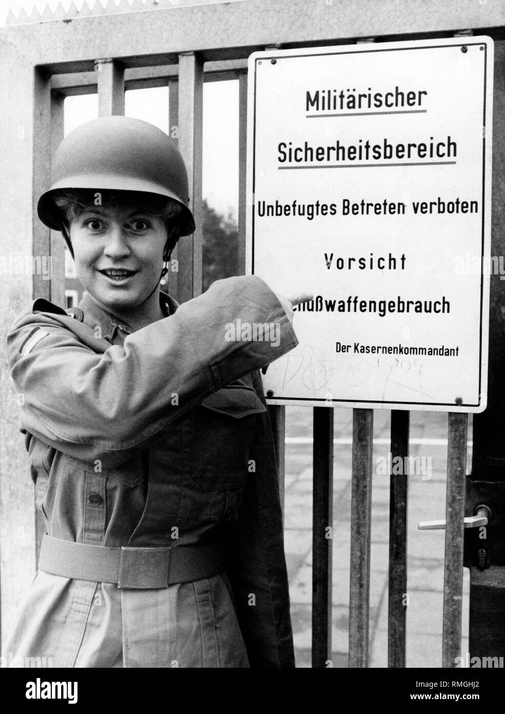 Da die Bundeswehr männlichen Soldaten aufgrund der rückläufigen Geburtskohorten fehlte, die Wehrpflicht wurde auch für Frauen über erneut diskutiert. Die 19-jährige Cerstin Rupertus hat eine Ladung eine medizinische Untersuchung als Folge einer Störung des Steuergeräts zu erhalten. Stockfoto