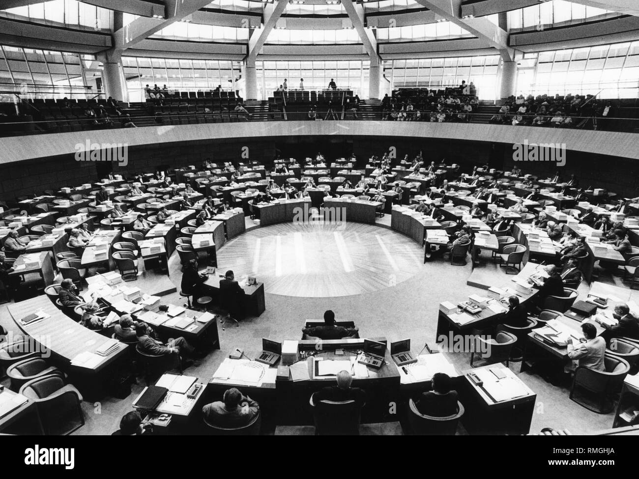 Innenansicht der ersten Sitzung des Landtages von Nordrhein-Westfalen in das neu errichtete Gebäude der Landtag 7.9.1988. Auf der viewwing Bänke gibt es Kamera Teams. Stockfoto