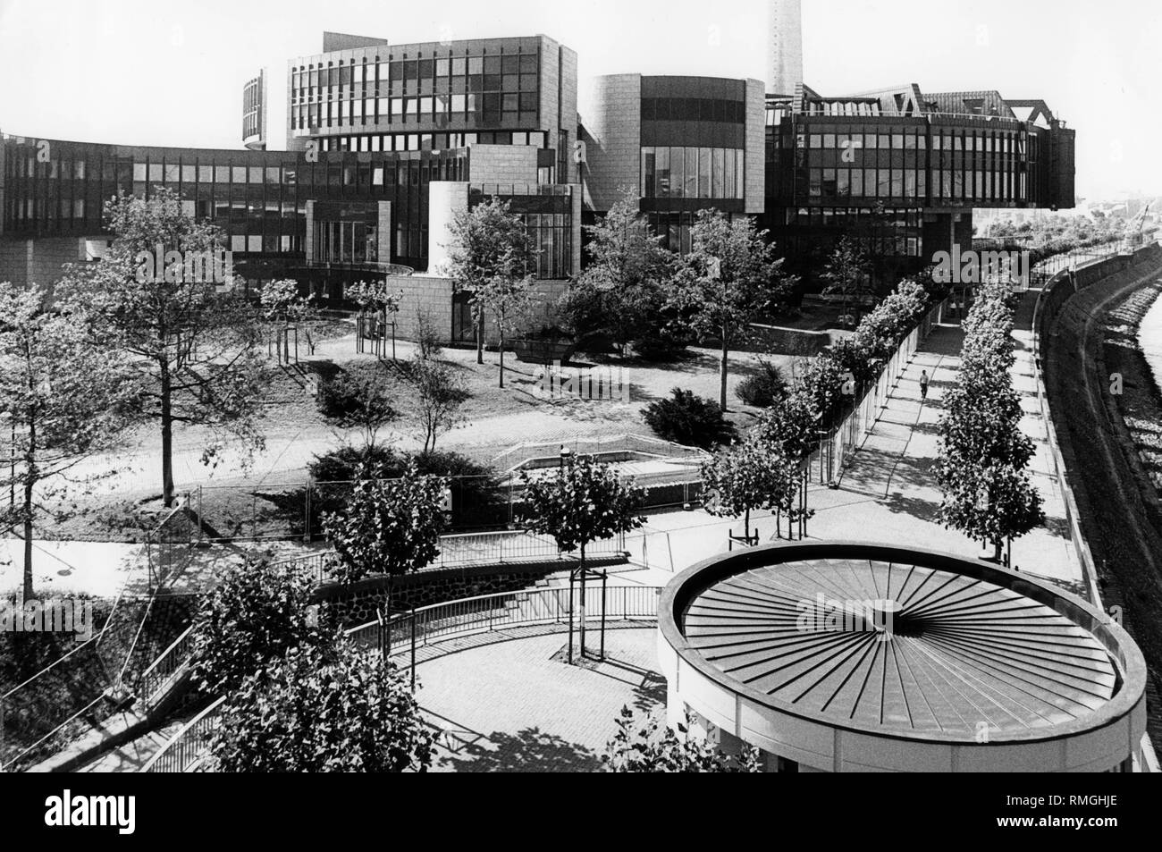 Außenansicht von der Rückseite des Landtags (MDL) NRW in Düsseldorf mit Park ab 8.9.1988. Rechts im Bild, der Rhein und die Waterfront. Stockfoto