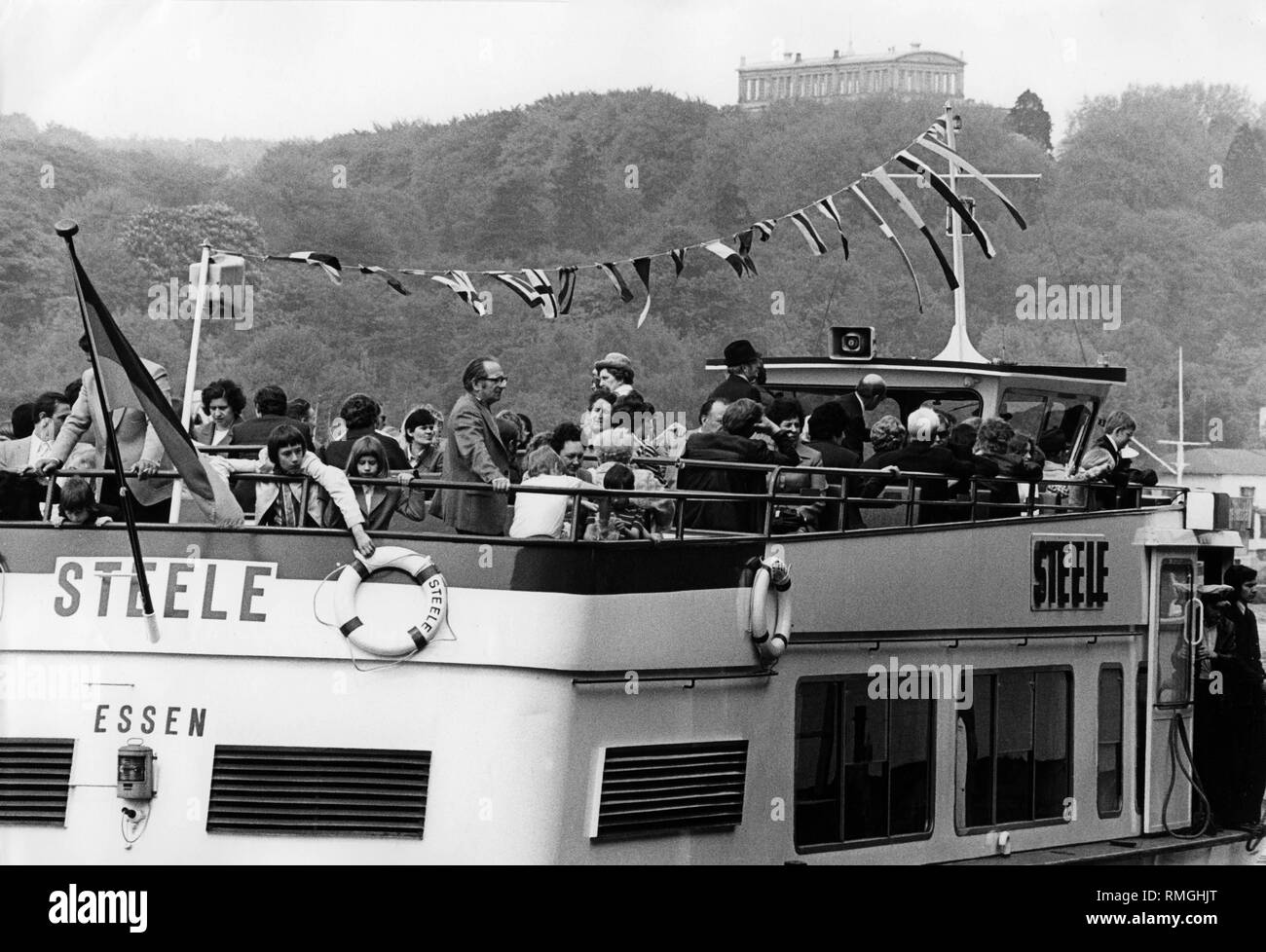 Szene einer Bootsfahrt mit der Steele auf dem Baldeneysee mit Blick auf die Villa Hügel in Essen im Mai 1975. Stockfoto