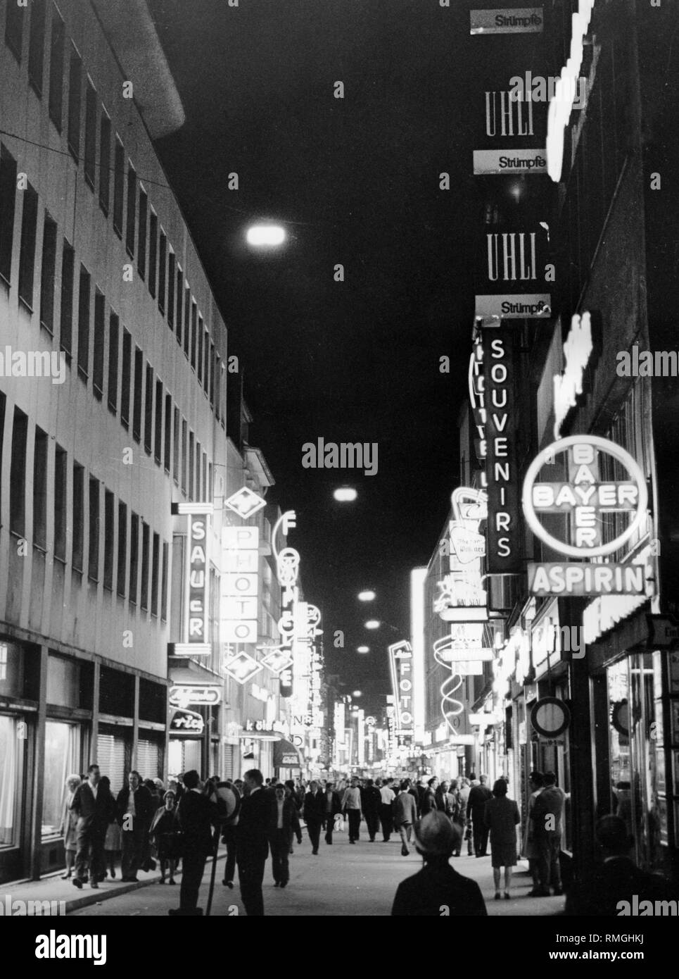 Blick auf die Hohe Straße in Köln bei Nacht. Die Straße ist mit beleuchteten Werbeschildern gesäumt. Undatiertes Foto, ca 1970 S Stockfoto