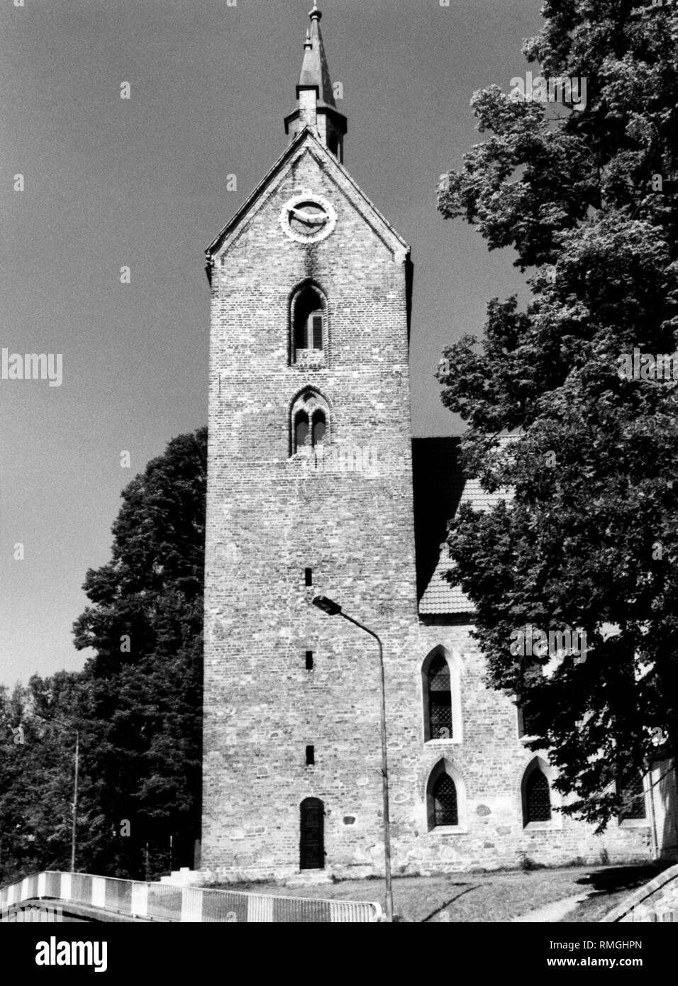 Die Pfarrkirche St. Nikolaus mit Turm von 1598 in Alt-Ruppin, Brandenburg (undatiert). Stockfoto