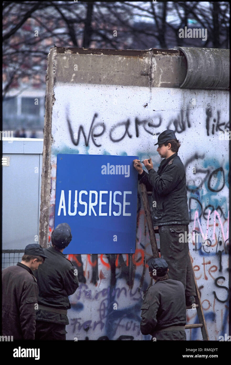 Einrichtung eines Grenzübergang am Brandenburger Tor. Grenzsoldaten der DDR mount Hinweisschilder für den touristischen Verkehr. Stockfoto