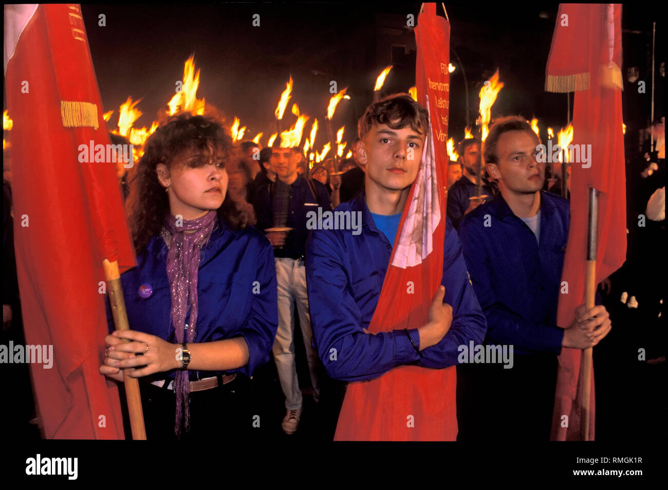 Anläßlich des 40. Jahrestages der Gründung der DDR, dem traditionellen Fackelzug der FDJ erfolgt auf der Straße Unter den Linden in Berlin. Stockfoto