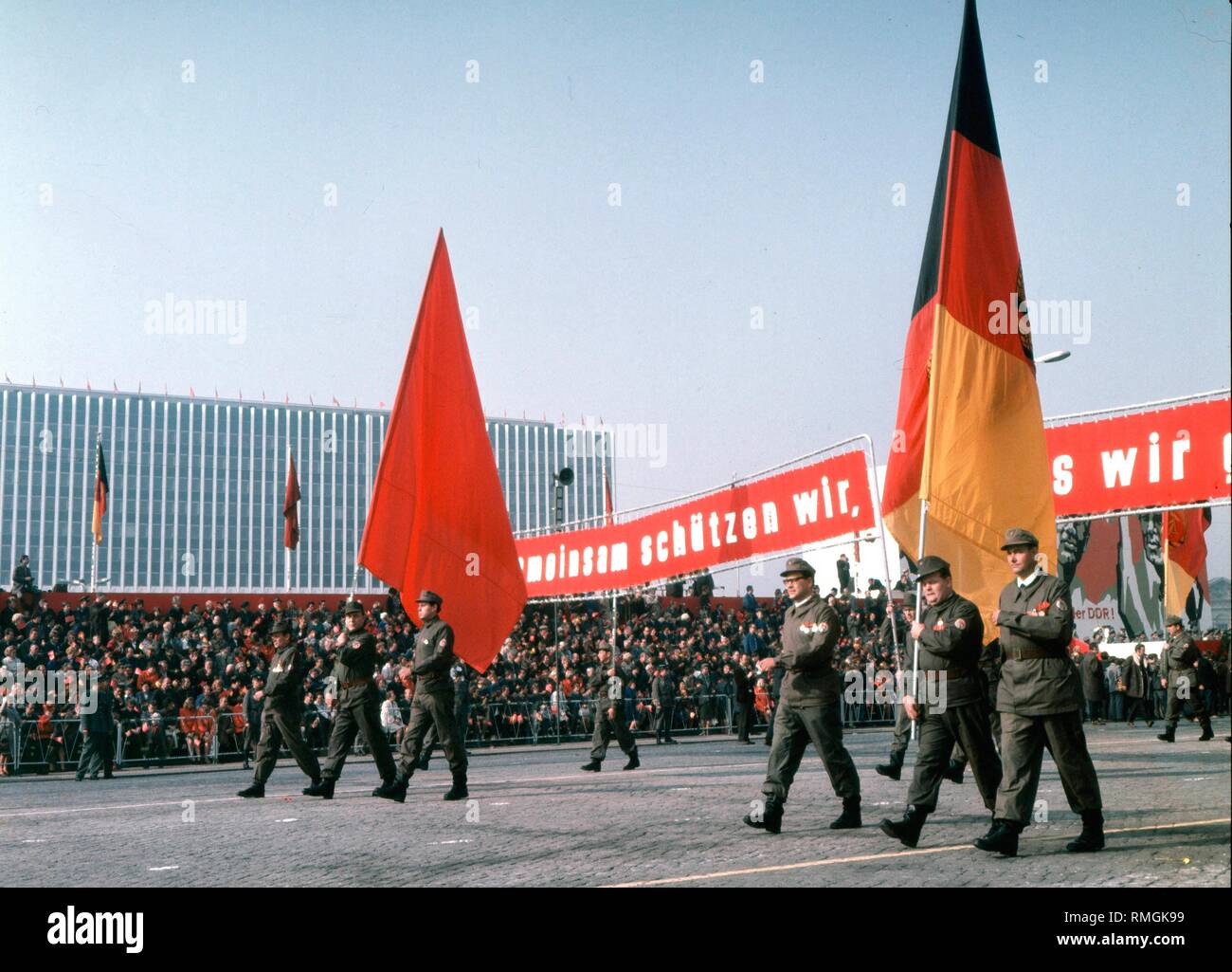 Parade der Einheiten der SED-Kampfgruppen anlässlich des 10. Jahrestages der Errichtung der Berliner Mauer auf dem Marx-Engels-Platz in Berlin Ost, offiziell als Kampfgruppen der Arbeiterklasse durch die SED. Stockfoto