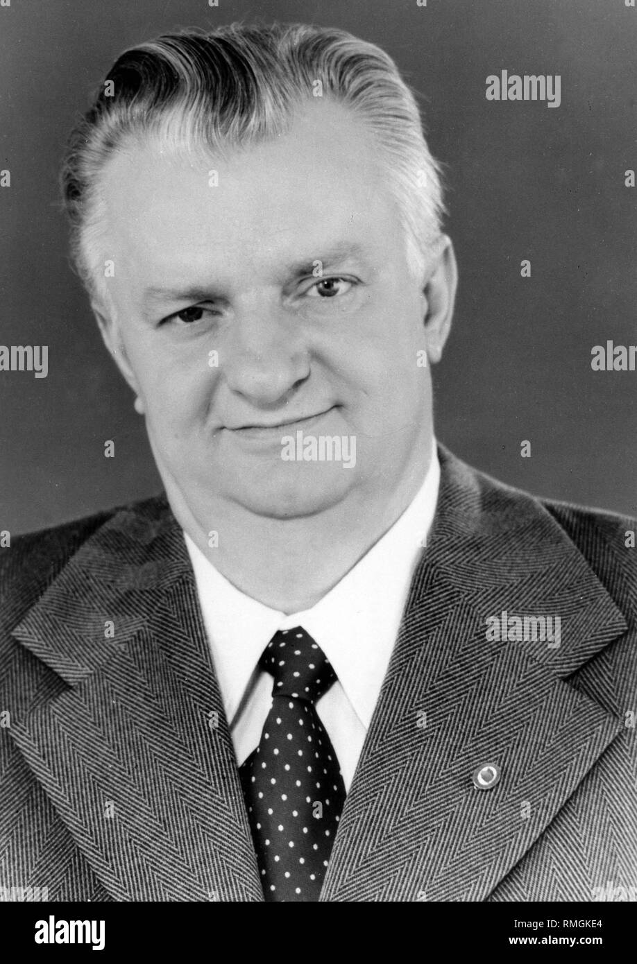 Werner Krolikowski - (* 1965) 12.03.1928 - 1973 war SED-District Chief von Dresden, zwischen 1963 - 1989 Mitglied des ZK der SED, von 1973 - 1976 Sekretär für Wirtschaft des Zk, die zwischen 1976 - 1988 Erster Stellvertreter. Ministerpräsident der DDR, zwischen 1988 und 1989 Sekretär für Landwirtschaft des Zentralkomitees, zwischen 1971 - 1989 Mitglied der SED-Politbüro. Stockfoto