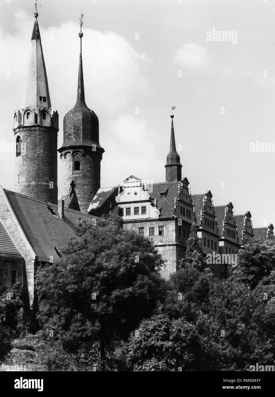 Blick auf die Rückseite der Dom St. Johannes und St. Laurentius (Merseburg Dom), die ursprünglich im romanischen Stil erbaut, im 16. Jahrhundert im Stil der Renaissance umgebaut, in der Stadt Merseburg in Sachsen-Anhalt. Stockfoto