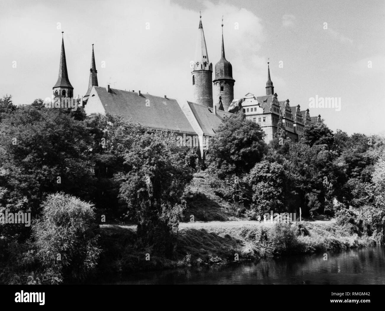 Blick über den Fluss Saale hinter dem Stil der Renaissance Schloss und den Dom St. Johannes und St. Laurentius (Merseburg Dom), die ursprünglich im romanischen Stil erbaut und wurde im 16. Jahrhundert im Stil der Renaissance umgebaut, in der Stadt Merseburg in Sachsen-Anhalt. Stockfoto