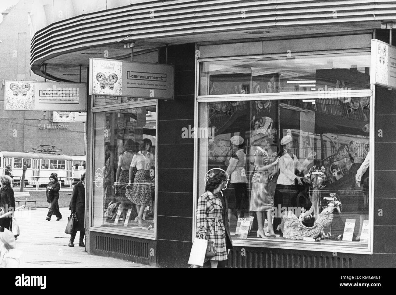 Blick auf einen Shop der Warenhäuser zu Konsum am Brühl in der Richard-Wagner-Straße in Leipzig. Motto: 'Modern Handel in den Dienst der Kunden". Undatiertes Foto. Stockfoto