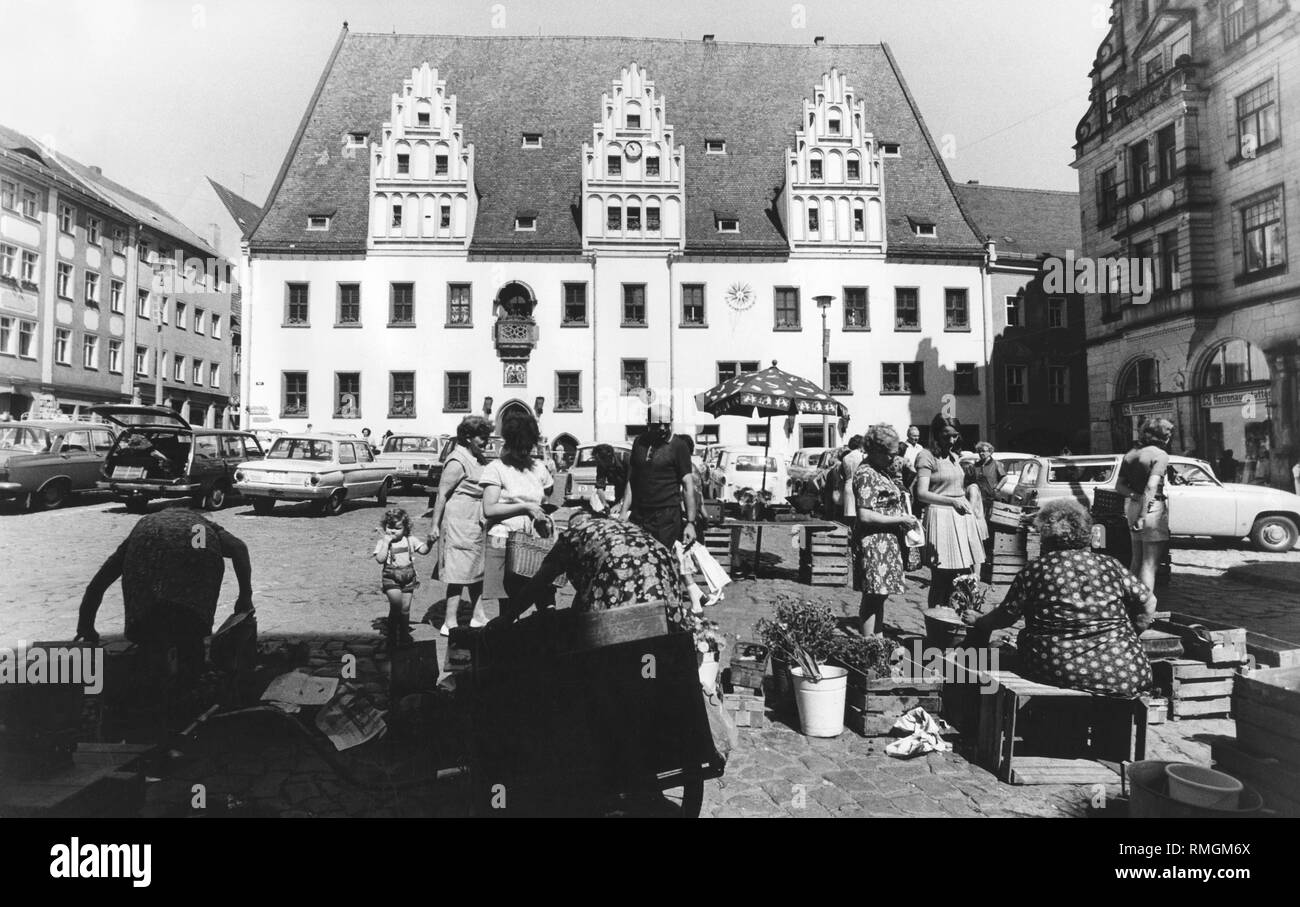 Auf dem Marktplatz in DDR-blume Frauen verkaufen Blumen privat zu den Passanten und anderen Kunden. Im Hintergrund das Rathaus der Stadt Meißen. Stockfoto