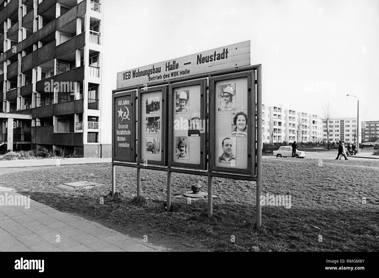 Auf einem Brett 'Aktivistinnen' für ihre außerordentliche Arbeit im VEB Wohnungsbau Halle-Neustadt geehrt werden. Stockfoto