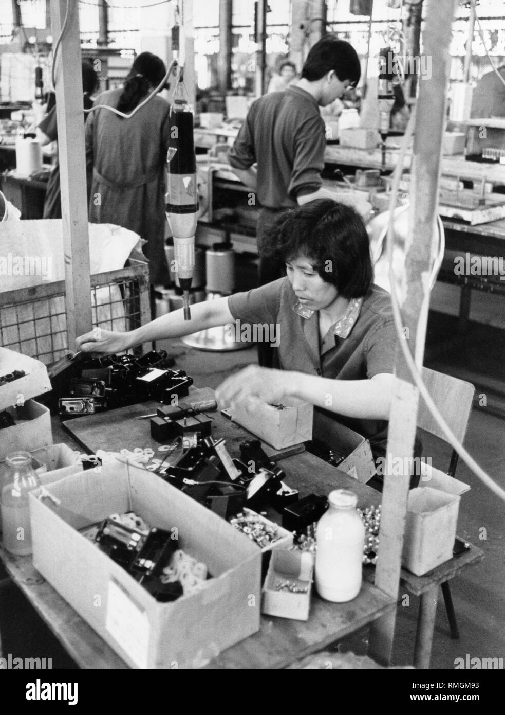 Gastarbeiter aus Vietnam im VEB Leuchtenbau Leipzig. Bis zu 60.000 Vietnamesen in der DDR als Gastarbeiter lebte. Stockfoto