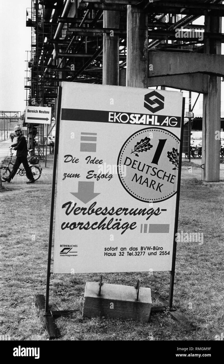 Ein Zeichen mit D-Mark telefonieren Arbeiter der Eko-Stahl AG Verbesserungsvorschläge zu unterbreiten. Stockfoto