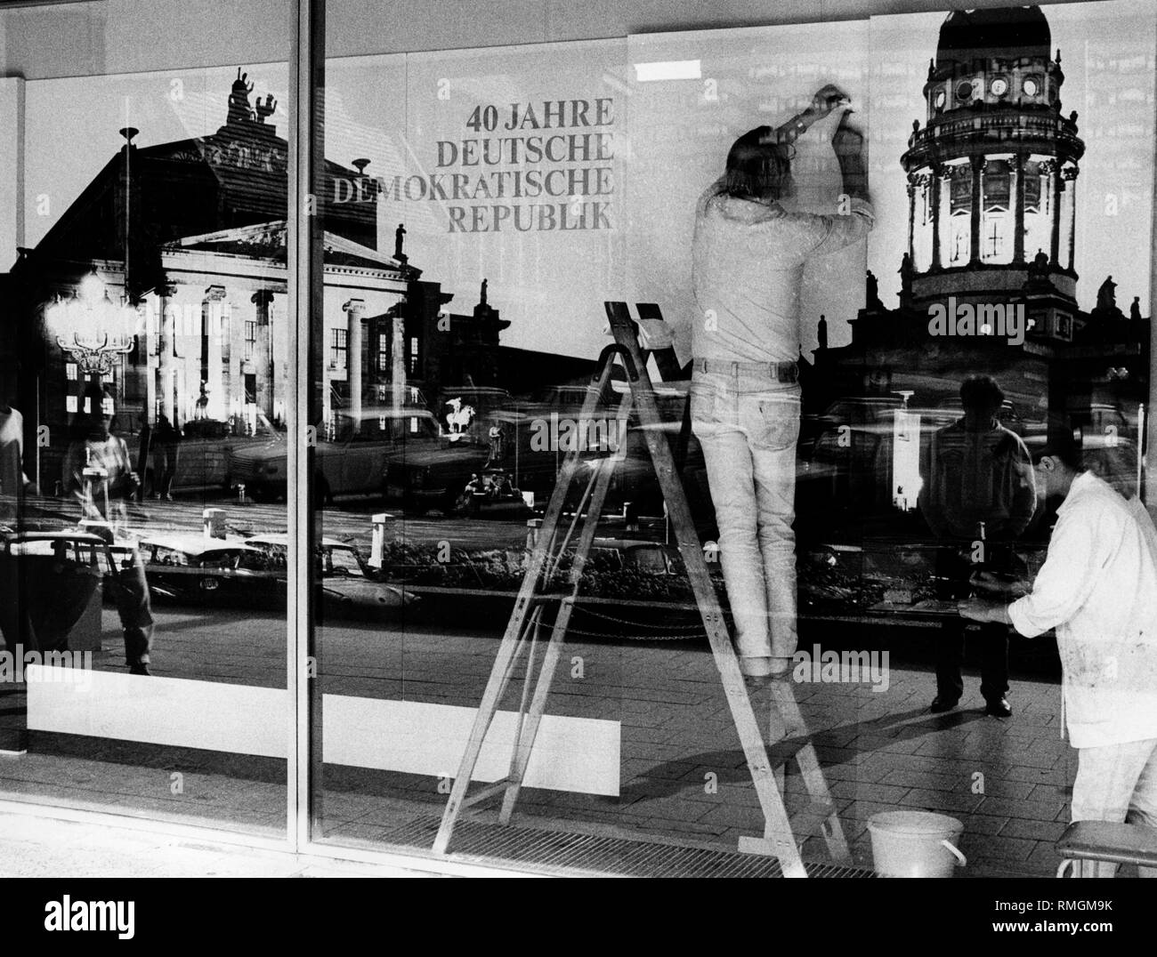 Ein Mann auf der Schaufenstergestaltung zur Feier des 40. Jahrestages der DDR arbeiten. 40-jähriges Jubiläum der Stiftung 07.10.1989, Politik, Deutschland 1949-1990, DDR Stockfoto