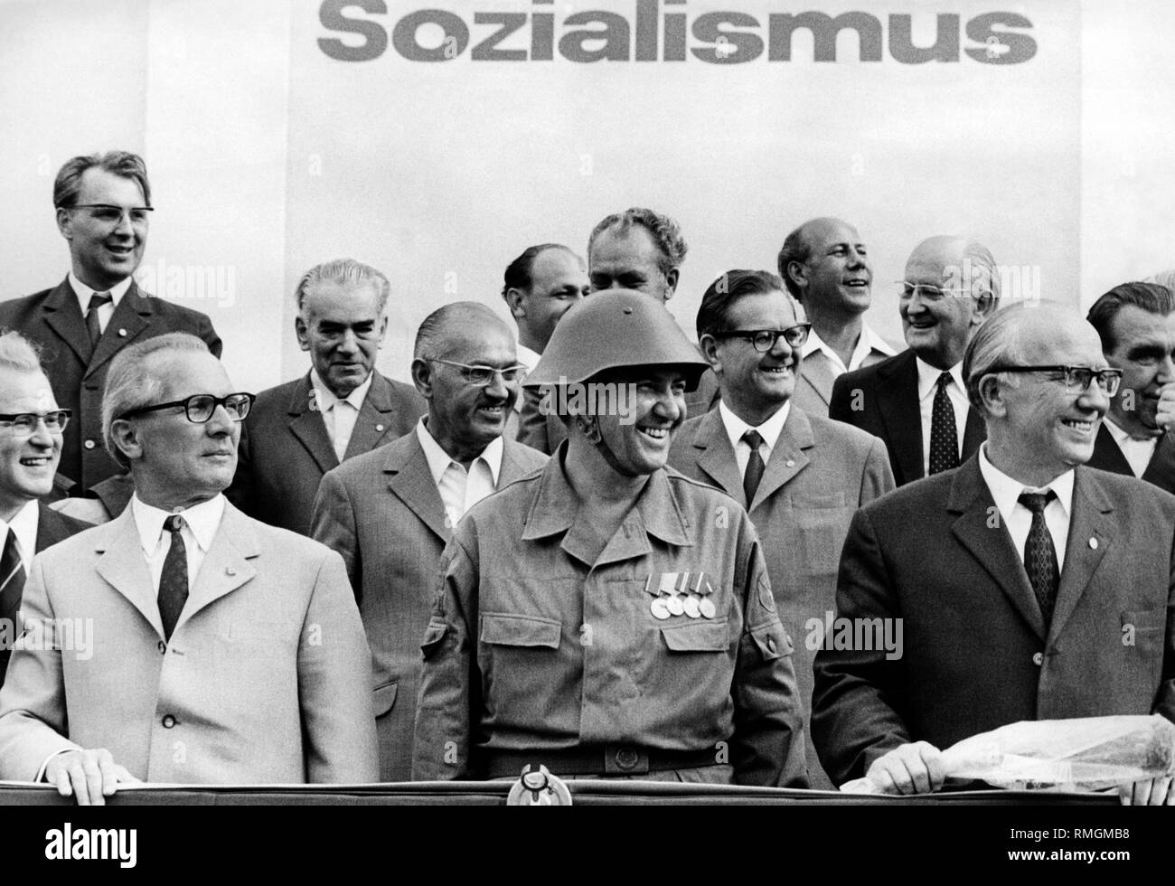 Erich Honecker, Betriebskampfgruppenchef Bock und Horst Sindermann (von links) auf der Tribüne während der Parade anlässlich des 10. Jahrestages der Errichtung der Berliner Mauer im Osten von Berlin. Stockfoto