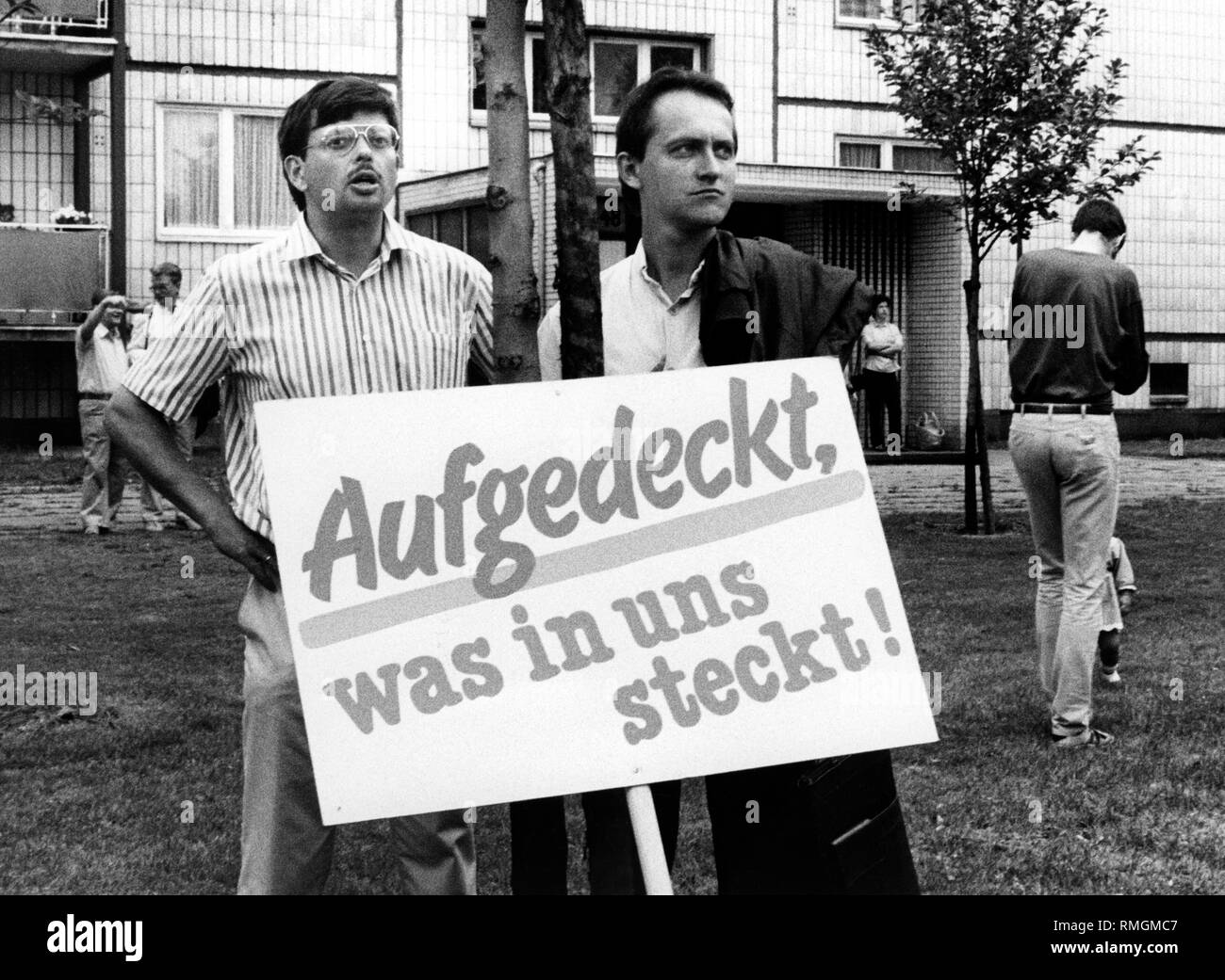 Das offizielle Motto für den 25. Jahrestag der Berliner Mauer", aufgedeckt, war in uns steckt!" ("aufdecken, was in uns!"), der hier auf einem Schild an einer Rallye an der Karl-Marx-Allee. Stockfoto