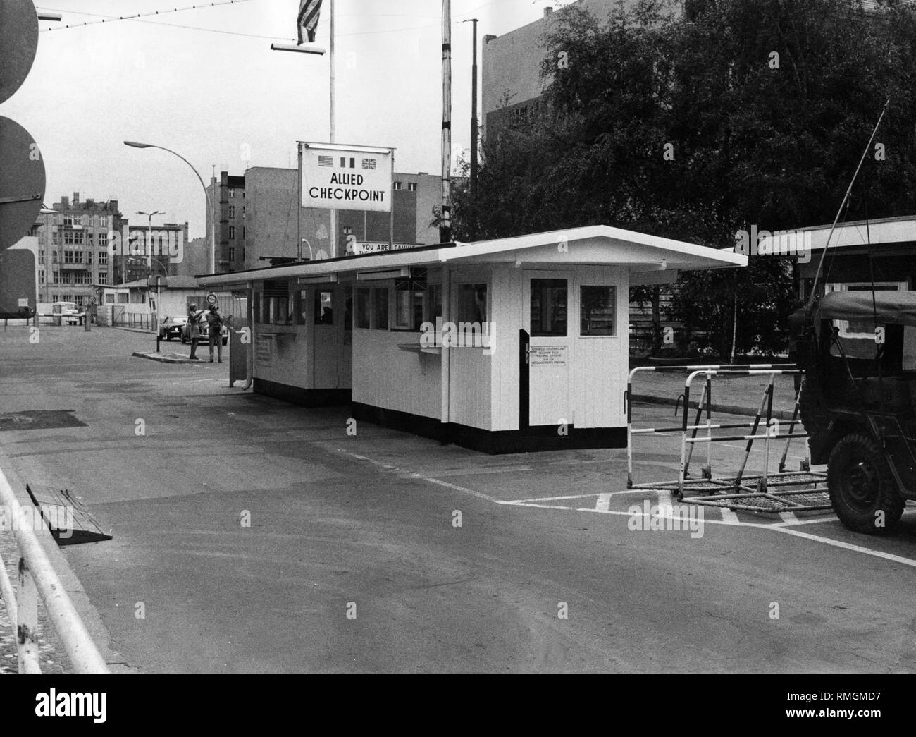 Undatiertes Bild der Alliierten Grenze Kontrollpunkt Checkpoint Charlie, im Hintergrund der Berliner Osten Seite. Stockfoto