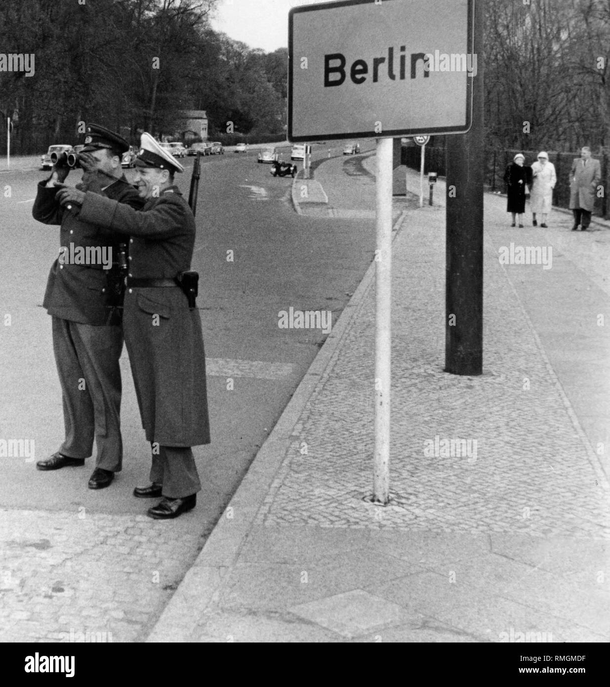West-berliner Polizisten stehen mit dem Fernglas an der Zonengrenze in Wannsee, neben einer Stadt Zeichen für Berlin. Grenzübergänge und Grenze in die DDR 1945-1979, West Berlin, Berlin, Deutschland ab 1949, Bundesrepublik Deutschland Stockfoto