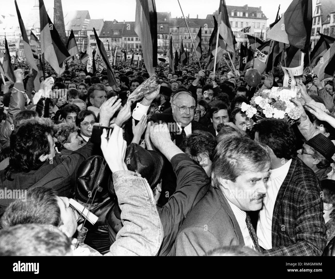 Der Bundeskanzler der Bundesrepublik Deutschland Helmut Kohl nimmt ein Bad in der Menge während einer Kampagne Aussehen für "Allianz für Deutschland", die im Rahmen der Kampagne für die Volkskammer Wahlen in der DDR Stockfoto