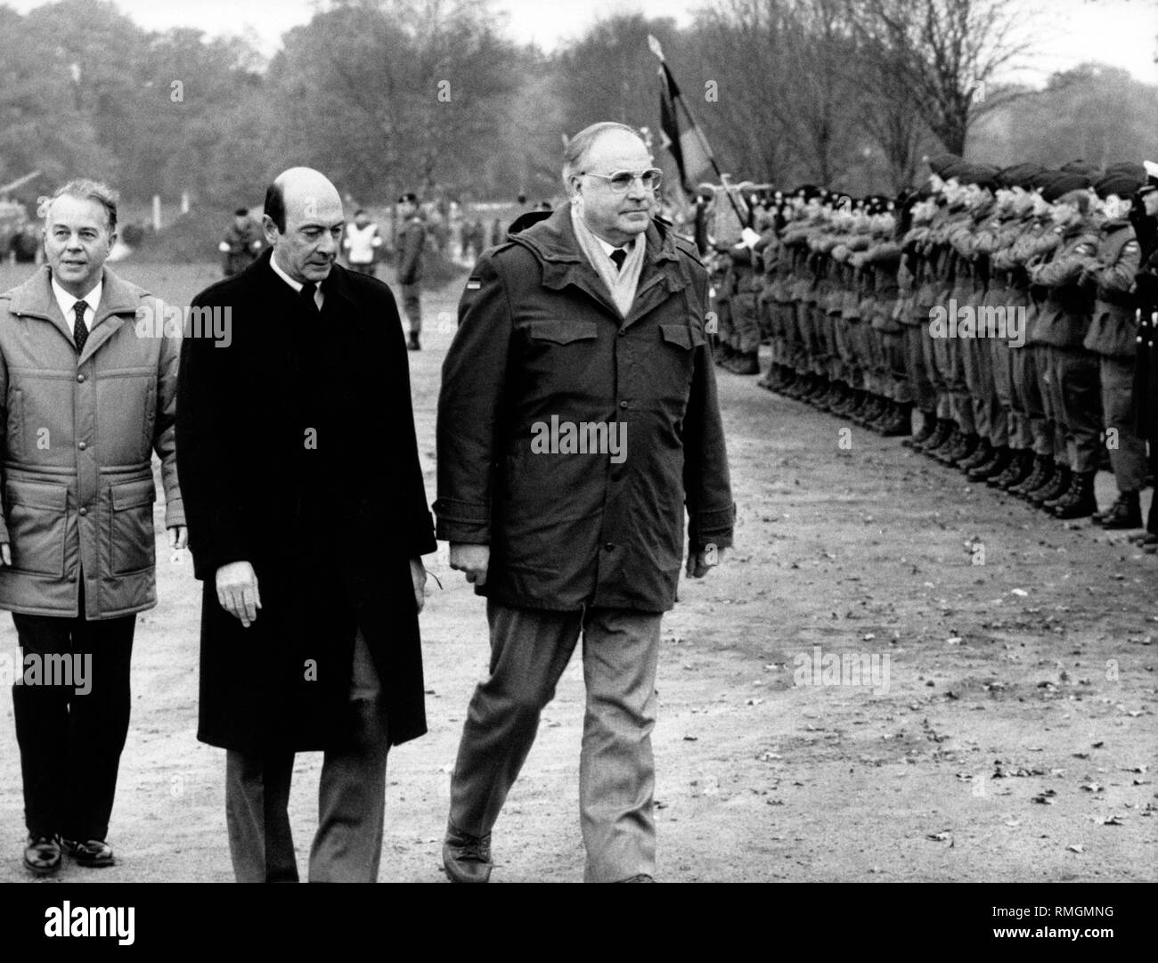 Der Niedersächsische Ministerpräsident Ernst Albrecht, Bundesverteidigungsminister Manfred Wörner und Bundeskanzler Helmut Kohl (vorne von links nach rechts) bei einer Veranstaltung auf den 30. Jahrestag des Bestehens der Bundeswehr auf dem Truppenübungsplatz Bergen-Hohne. Stockfoto