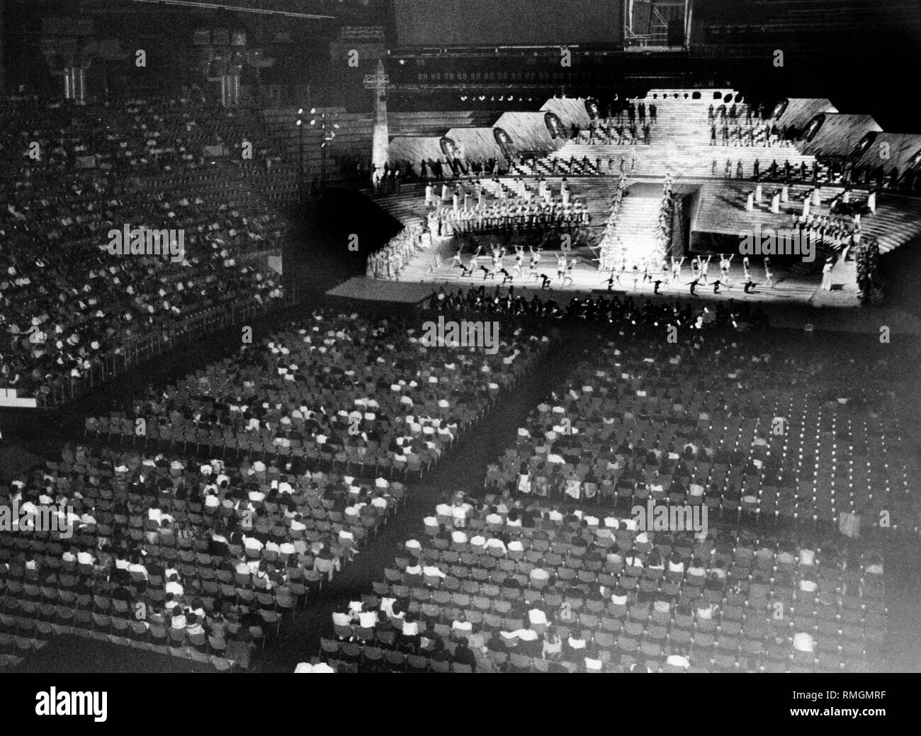 Blick auf die Bühne und die Standplätze während einer Aufführung der Oper "Aida" von Giuseppe Verdi in der Münchner Olympiahalle. Stockfoto