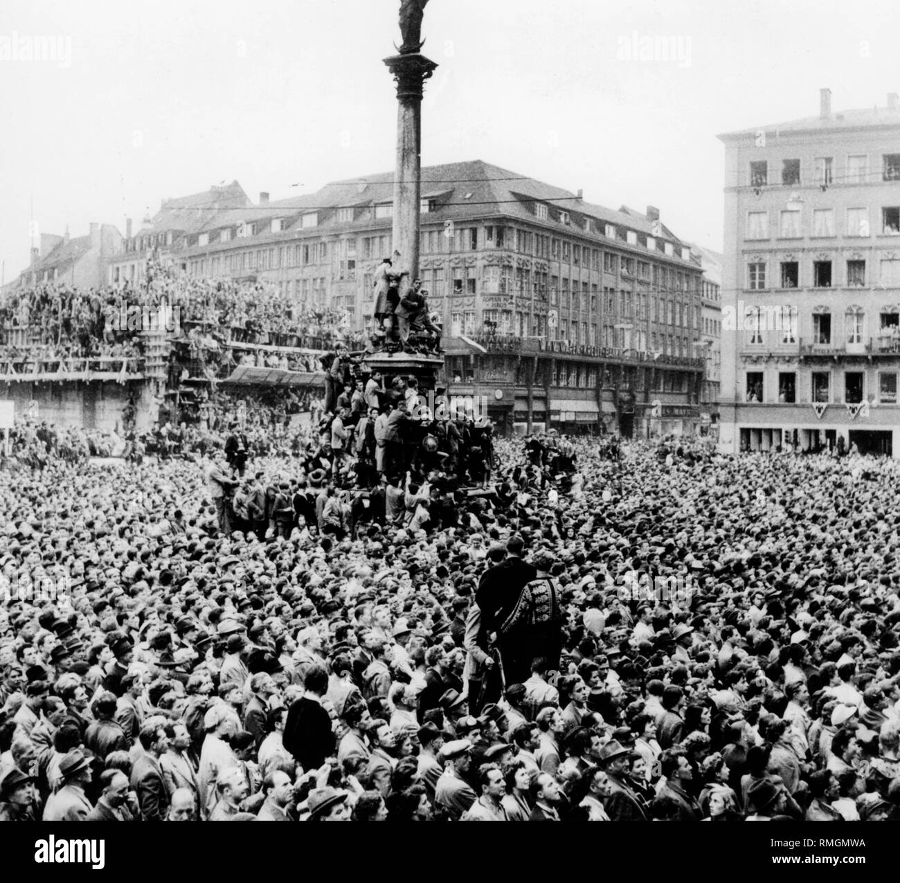 Empfang der Nationalmannschaft nach der Fußball-Weltmeisterschaft 1954. Die Spieler der siegreichen deutschen Nationalmannschaft sind in München begrüßt. Eine riesige Menschenmenge versammelt auf dem Marienplatz in München erwartet die "Helden von Bern", die, nach ihrer Rückkehr aus der Schweiz, von Oberbürgermeister Wimmer im Rathaus begrüßt werden. Stockfoto