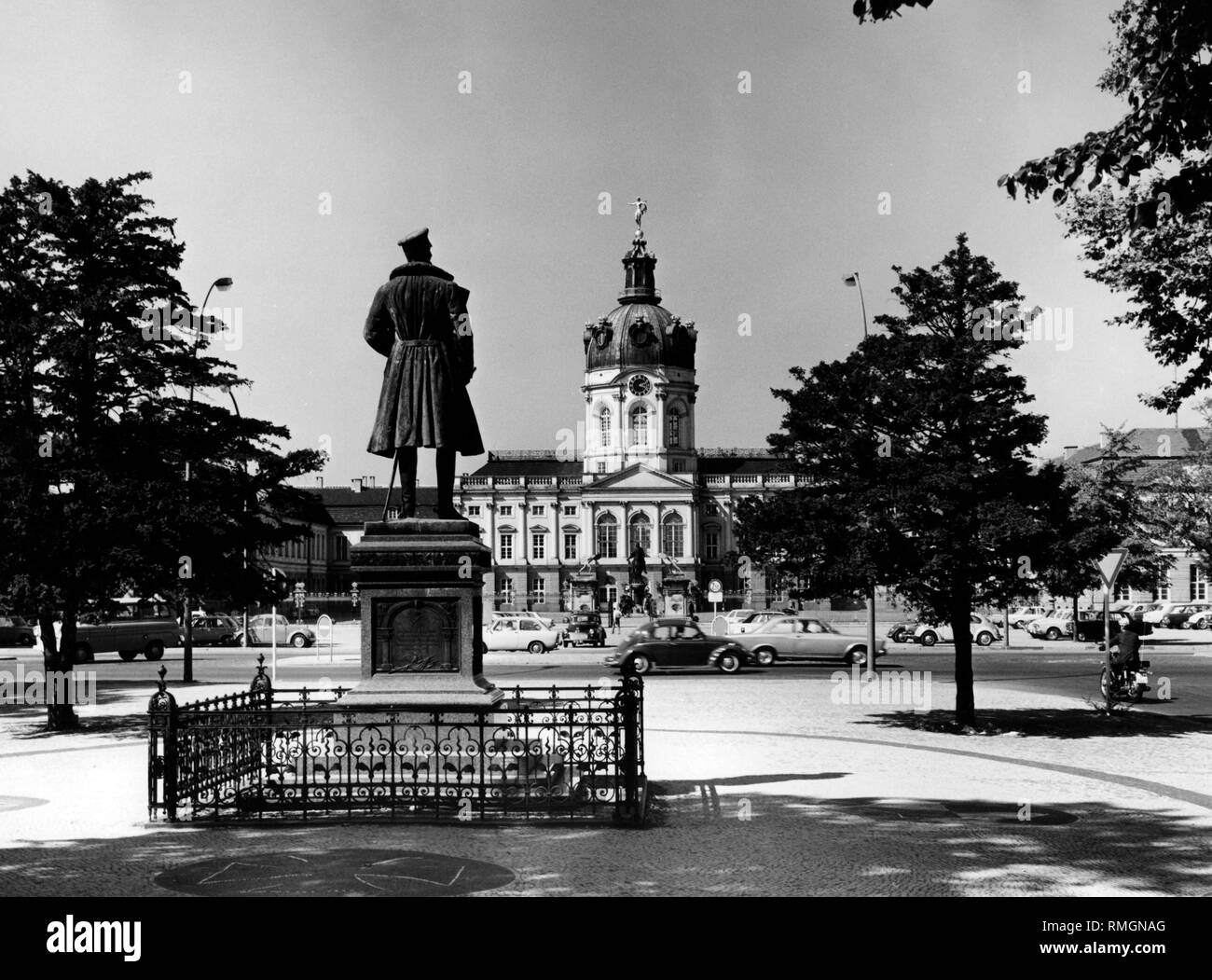 Blick auf das Portal von Schloss Charlottenburg im Westen Berlins. Im Vordergrund steht die Statue von Prinz Albrecht von Preußen durch den Bildhauer Eugen Boermel. Stockfoto