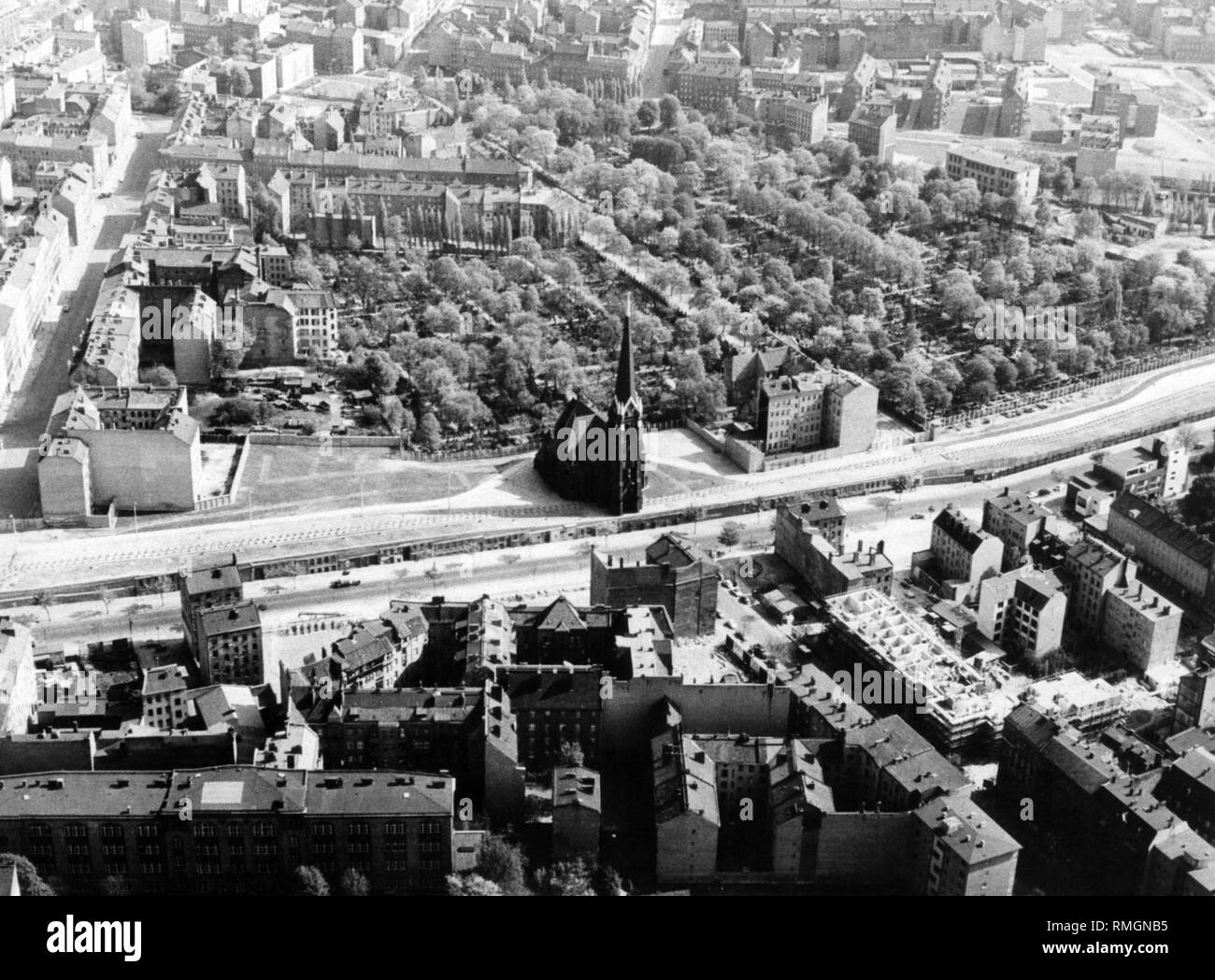 Undatiertes Foto der Sektorengrenze in der Bernauer Straße in Berlin-treptow mit der Kirche der Versöhnung in der Grenzzone hinter der Berliner Mauer. Stockfoto