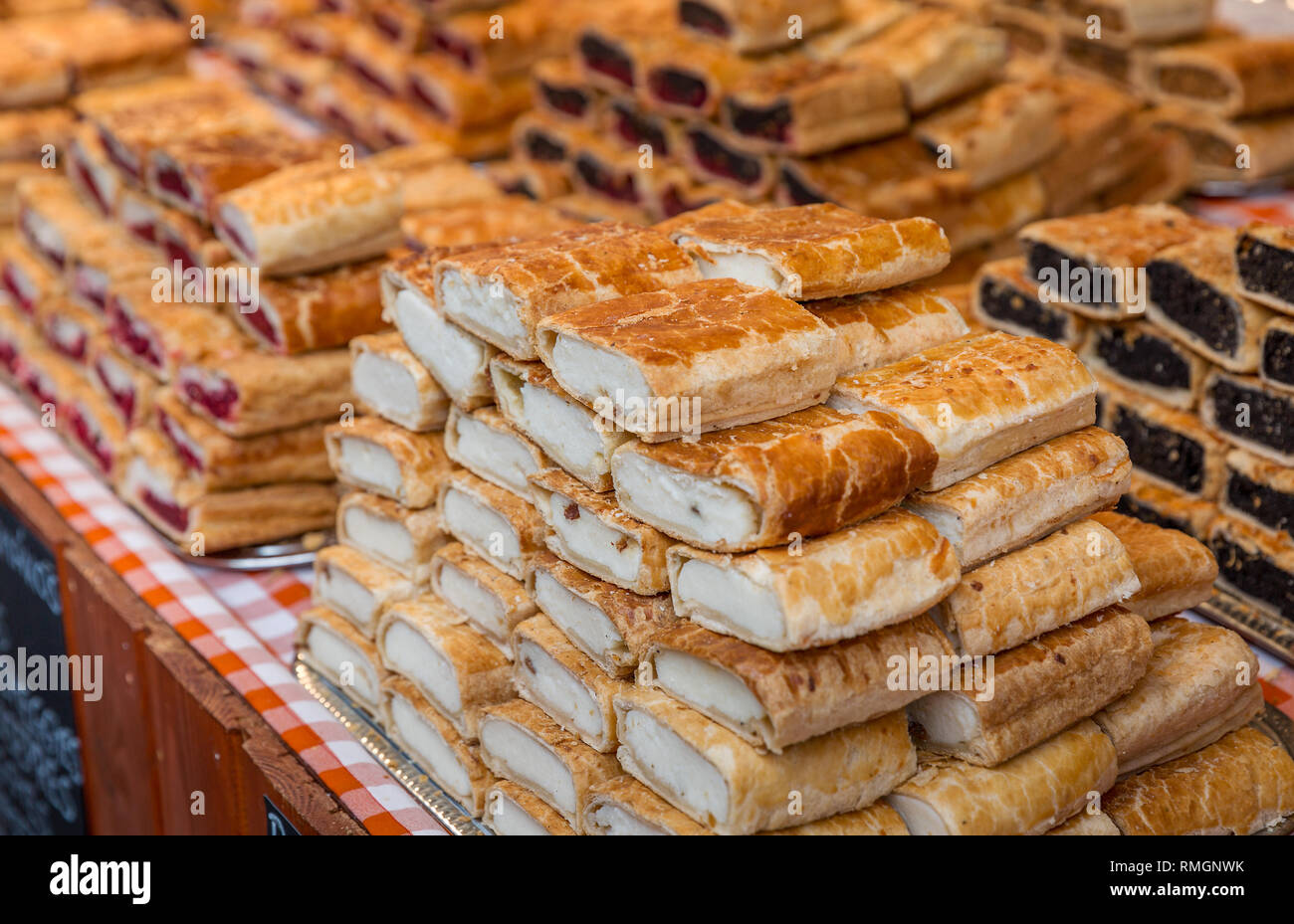 Verkauf von Quark Torte und andere Backwaren. Köstliches Gericht mit hausgemachten fillo Teig zubereitet Stockfoto