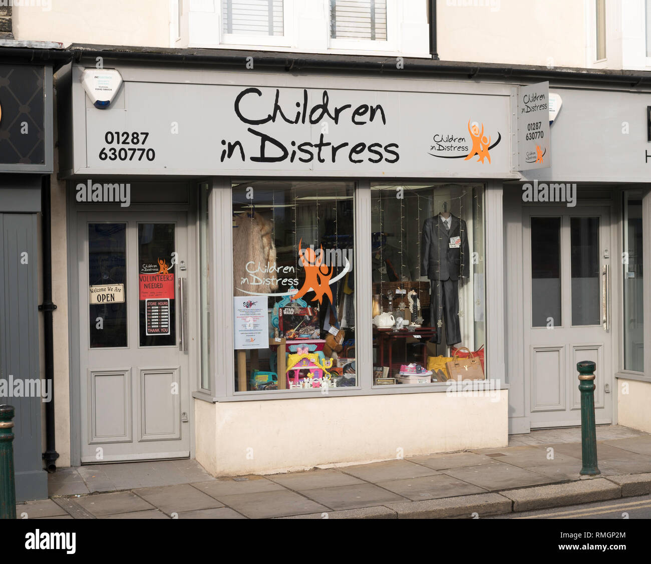 Kinder in Not Charity Shop vorne in Guisborough, North Yorkshire, England, Großbritannien Stockfoto