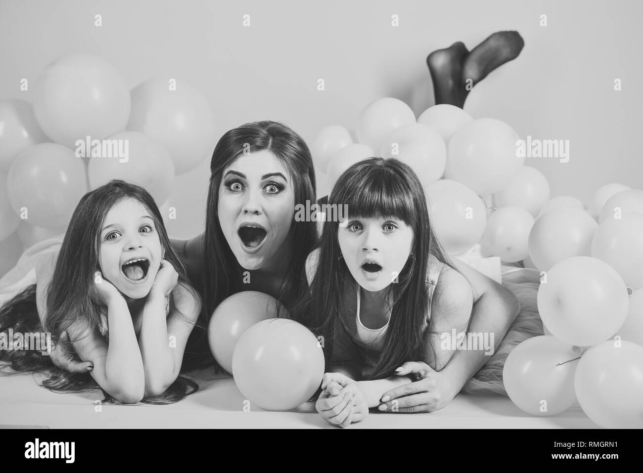 Familie, Kinder, Mutter mit Party Luftballons. Stockfoto