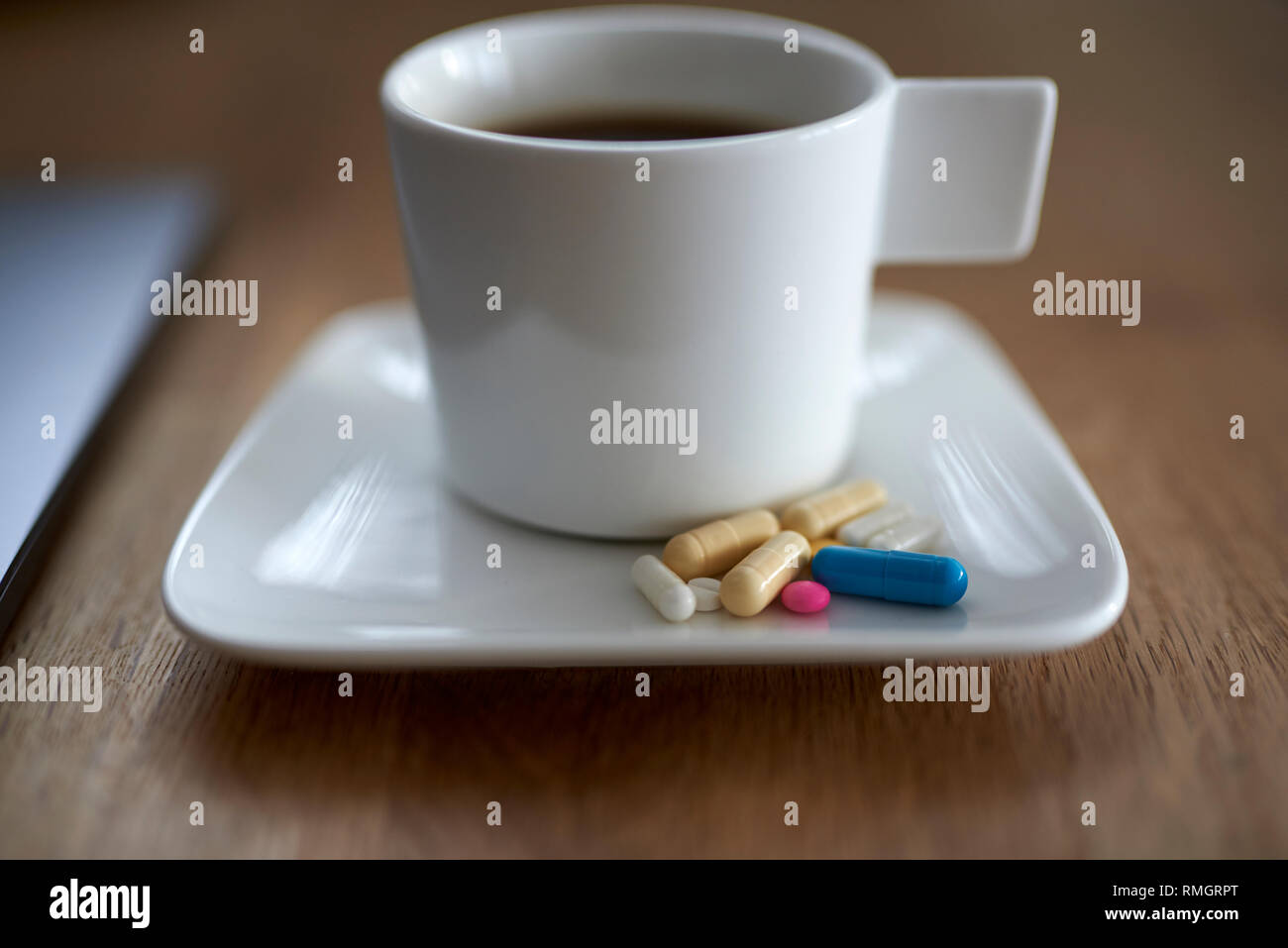 Die gleichzeitige. Die Kombination von Zubehör und Medikamente mit Kaffee. Tägliche Dosis von Kapseln und Tabletten. Stockfoto