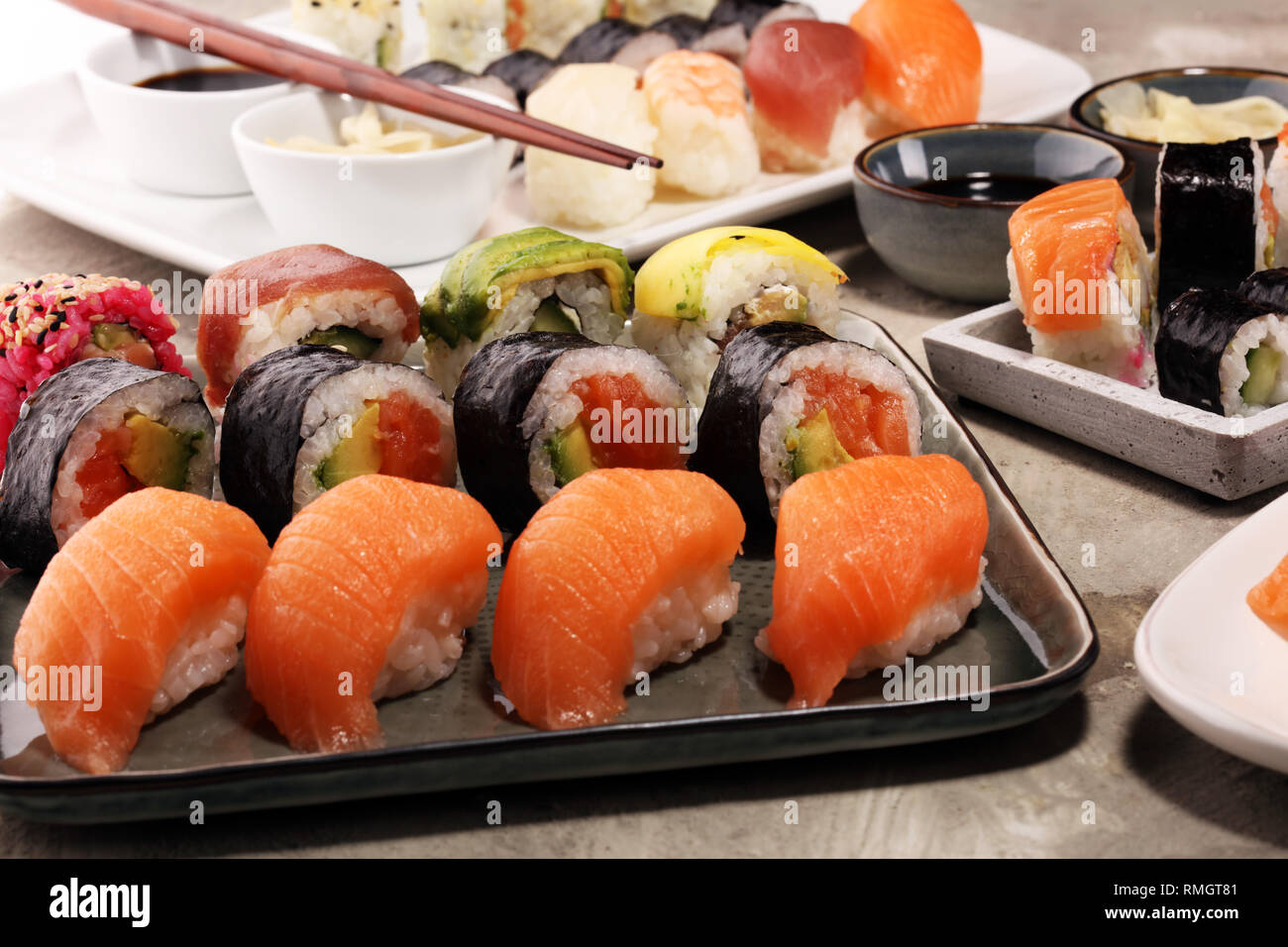 Nahaufnahme von Sashimi Sushi Set mit Stäbchen und Soja - Sushi roll mit Lachs und Sushi Rollen mit Räucheraal, selektiven Fokus. Stockfoto